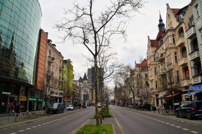 Auf der Schloßstraße mit Blick in Richtung Rathaus Steglitz