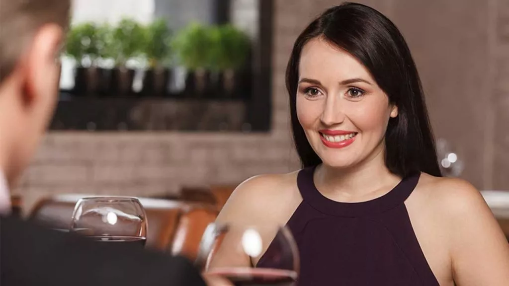 Citas con Maduras para cenar mujer madura sonriendo 