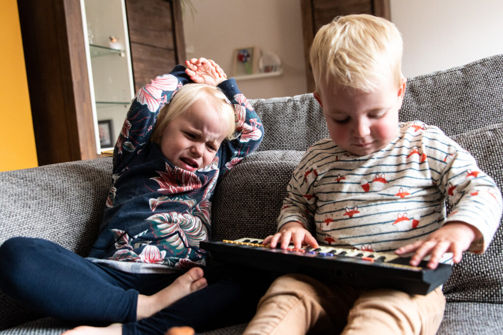 Tien tips om het leven met je kinderen te fotograferen, fotoalbum, fotoboek, day in the life, documentairegezinsfotografie, muziek, kinderen