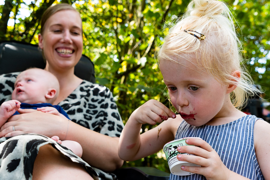 day in the life fotografie moeder, baby en dochter met ijsje