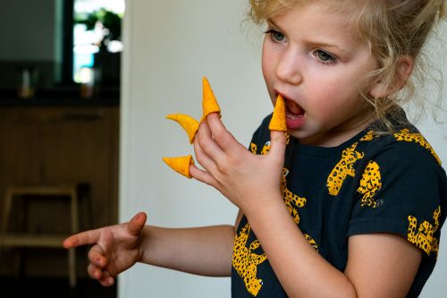 Kleuter eet bugles van vingers - melissa Muilwijk Fotografie - familiefotografie Breda