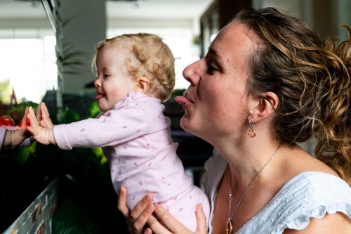 Melissa Muilwijk Fotografie-Moeder en baby steken tong uit - Familiefotografie