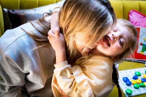 Melissa Muilwijk Fotografie-Moeder en dochter kroelen en lachen - Moments in life reportage