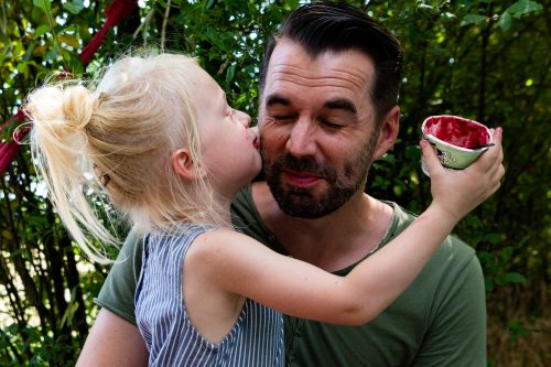 Melissa Muilwijk Fotografie - fotograaf dordrecht- vader krijgt kus van dochter - herinneringen maken