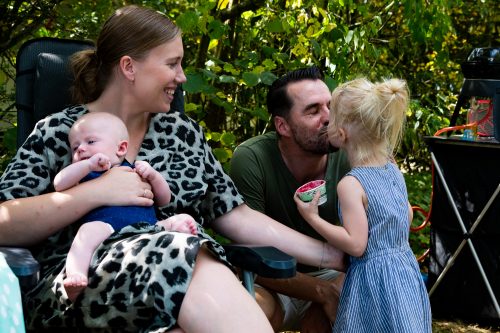 Melissa Muilwijk Fotografie-vader moeder en kinderen op camping met ijsje - vakantiefotograaf Nederland