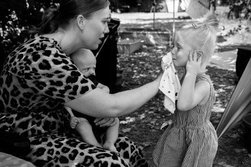 Moeder met baby en kleuter op camping - Melissa Muilwijk Fotografie-holiday photographer netherlands