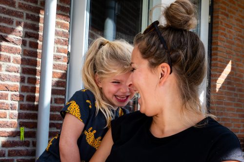 Onderonsje moeder dochter - ongeposeerde fotografie rotterdam - Melissa Muilwijk Fotografie