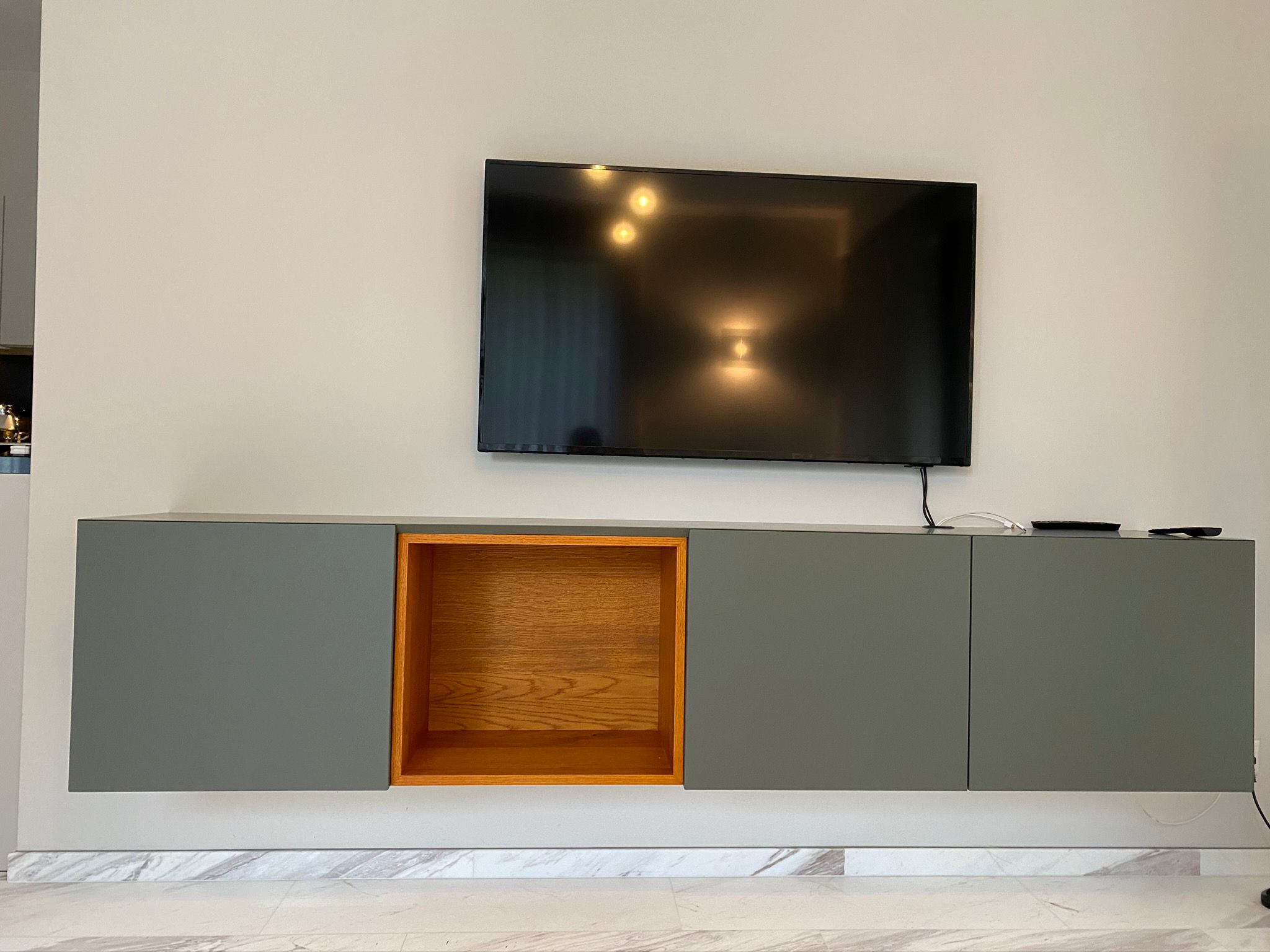 Tv meubel in mat spuitwerk in combinatie met gebeitst eiken fineer 1