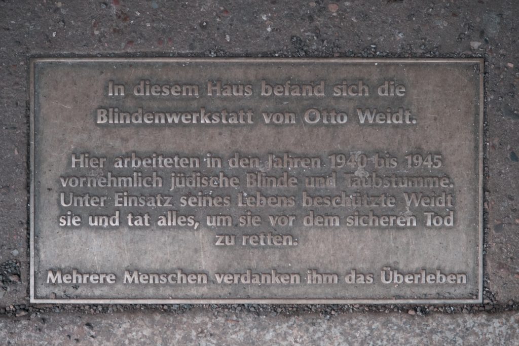 Gedenktafel Otto Weid, angebracht auf dem Boden des Eingangs zur Rosenthaler Straße 39