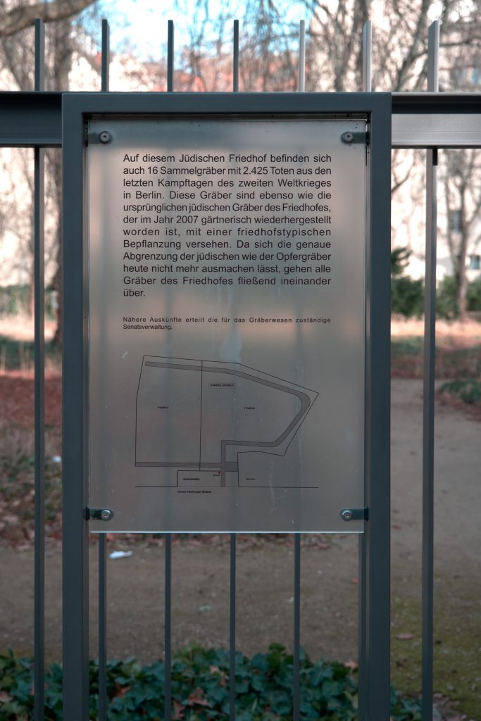 Informationstafel über den jüdischen Friedhof am Zaun des Friedhofs
