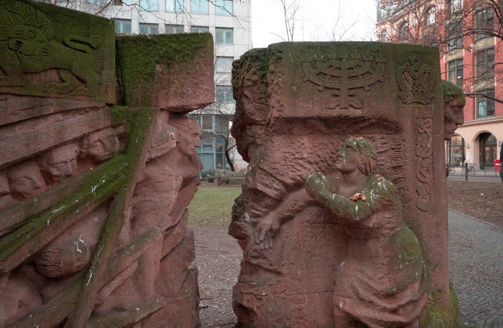 Eine Szene des Denkmals zeigt ein voneinander getrenntes Liebespaar, das versucht zueinander zukommen.