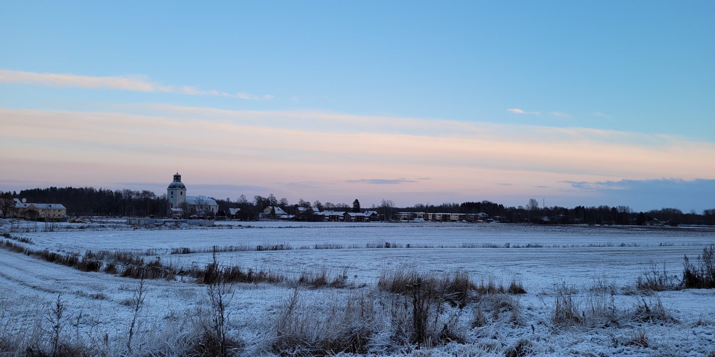 Winder landscape with blue skies as decoration for talking about optimal health