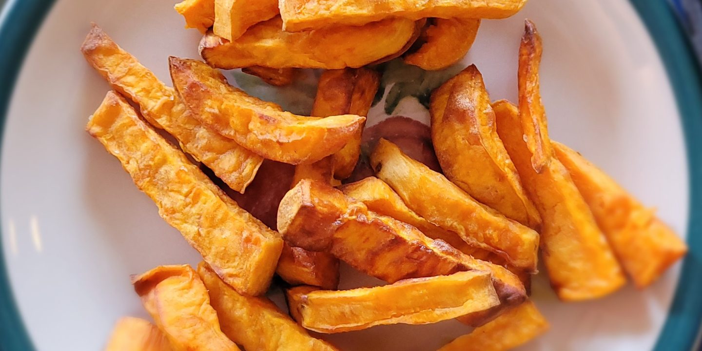 How to make home-made delicious sweet potato-fries - done!