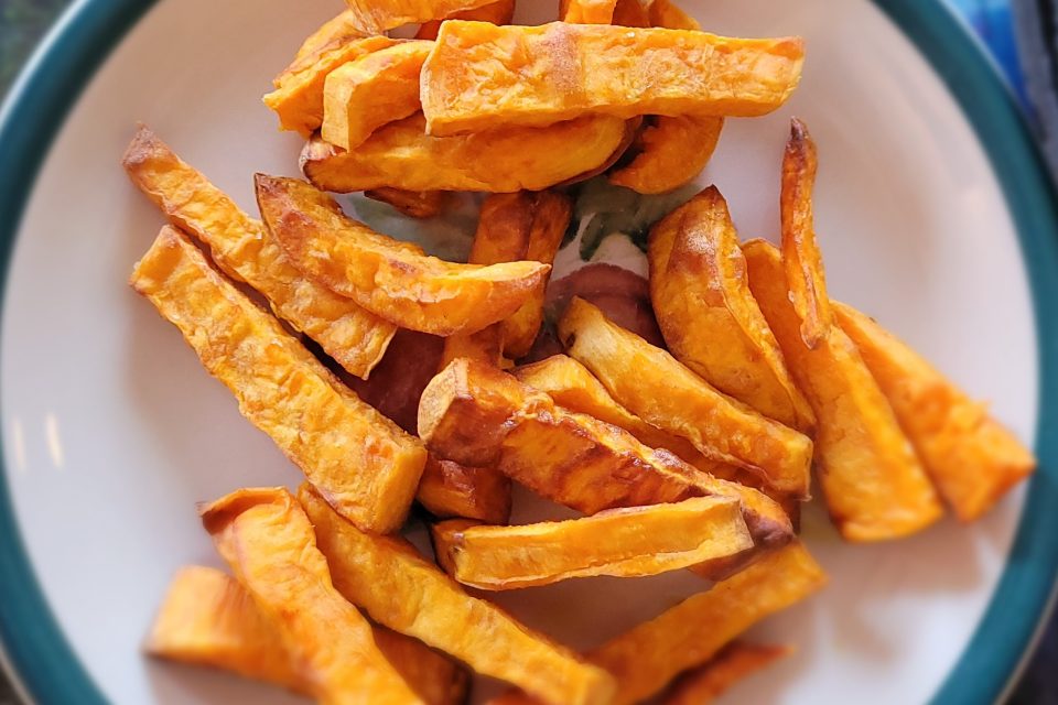 How to make home-made delicious sweet potato-fries - done!