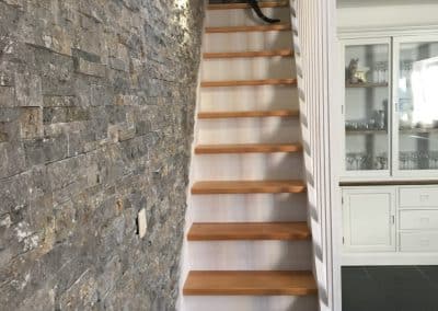 Escalier laqué blanc avec marches en hêtre - Menuiserie Charlier