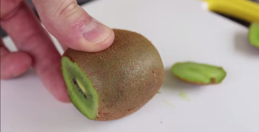 Une astuce pour éplucher un kiwi en 3 secondes!