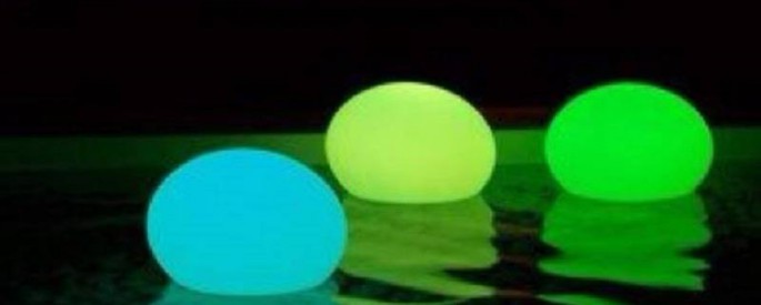 TROP COOL! Fabriquer des boules lumineuses qui flotteront dans la piscine !