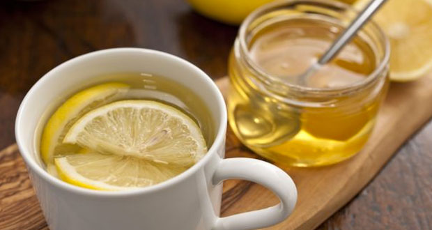 Cette femme a bu de l’eau avec du miel et du citron chaque matin pendant un an, ce qui lui est arrivé est extraordinaire