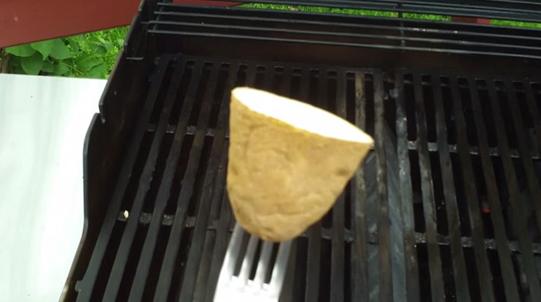 Il frotte la moitié d’une pomme de terre sur son BBQ. La raison est absolument ingénieuse!