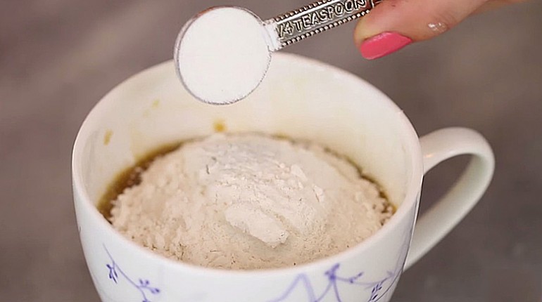 Elle ajoute de la farine dans son café pour en faire un véritable délice!