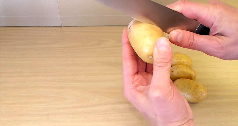 Il fait une petite coupure sur ses pommes de terre et la raison est vraiment géniale!