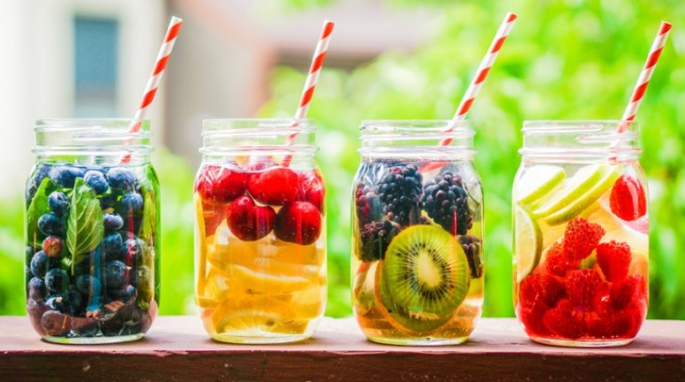 Restez hydraté tout l’été avec ces eaux naturellement fruitées!!