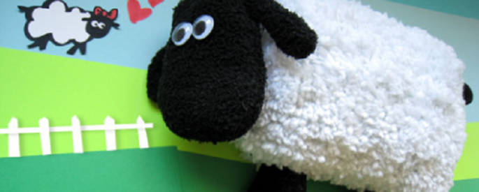 Transformez une paire de gants, une paire de mitaine et une mitaine-éponge pour voiture en un joli mouton!