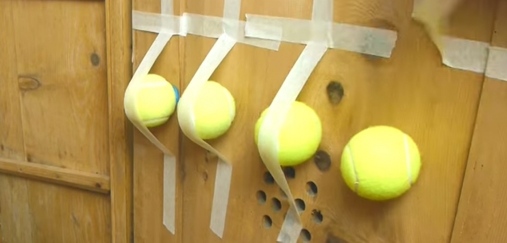 Il place des balles de tennis à l’intérieur de son armoire, une astuce qui s’avère géniale !