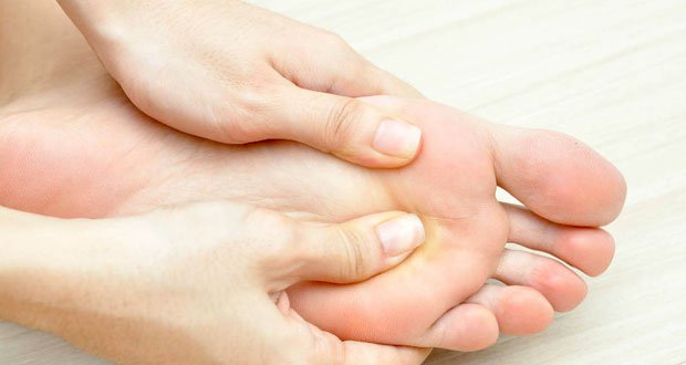 Découvrez pourquoi il est important de se faire un massage des pieds chaque soir avant de se coucher