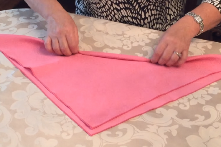 En roulant une serviette de table, elle réalise la plus adorable des décorations de table!