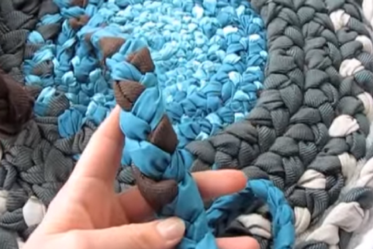 Sa technique pour fabriquer un tapis tout en tissus, ne pourrait être plus simple!