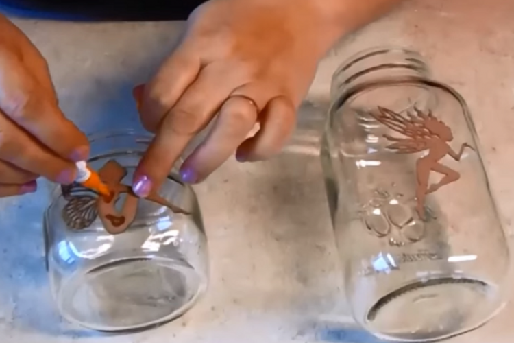 En collant une fée dans un pot de verre, elle réalise une déco tout simplement magnifique!