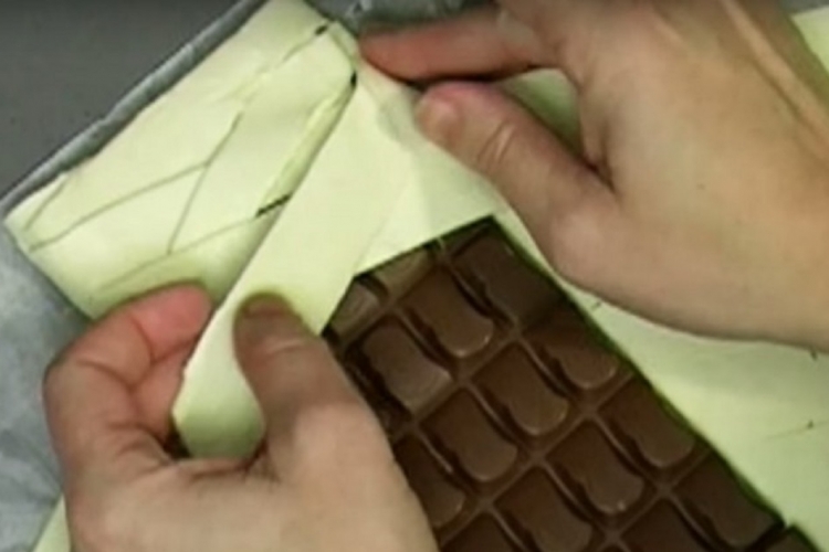 En plaçant du chocolat sur une pâte feuilletée, vous pourrez vous aussi réaliser ce dessert!