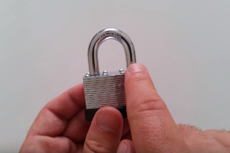 Si jamais vous perdez la clé d’un CADENAS, voici une ASTUCE qui vous permettra de l’ouvrir aisément !