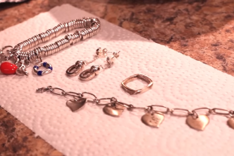 Le secret pour éliminer rapidement et facilement le ternissement sur les bijoux en argent!
