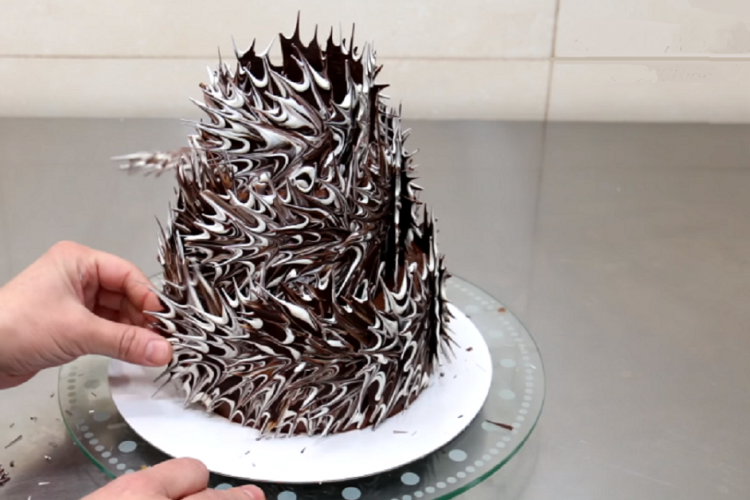 Son incroyable et surprenante façon de décorer ce gâteau vous étonnera, tellement c’est facile!