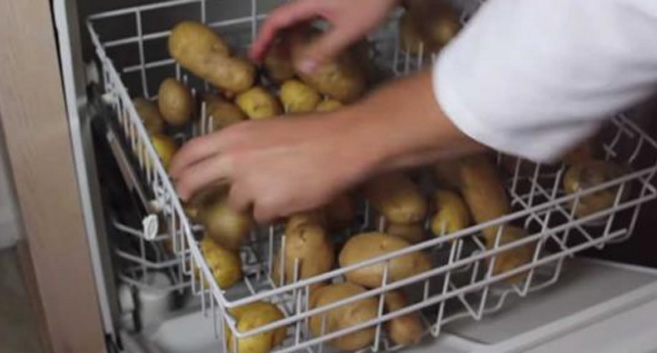 Il met les pommes de terre dans son lave vaisselle. Cela me semblait fou jusqu’à ce que je découvre pourquoi !