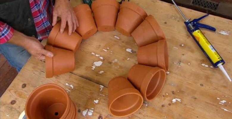 Un jardinier fait de l’art Funky avec des pots en Terracotta! Décorez votre jardin originalement!