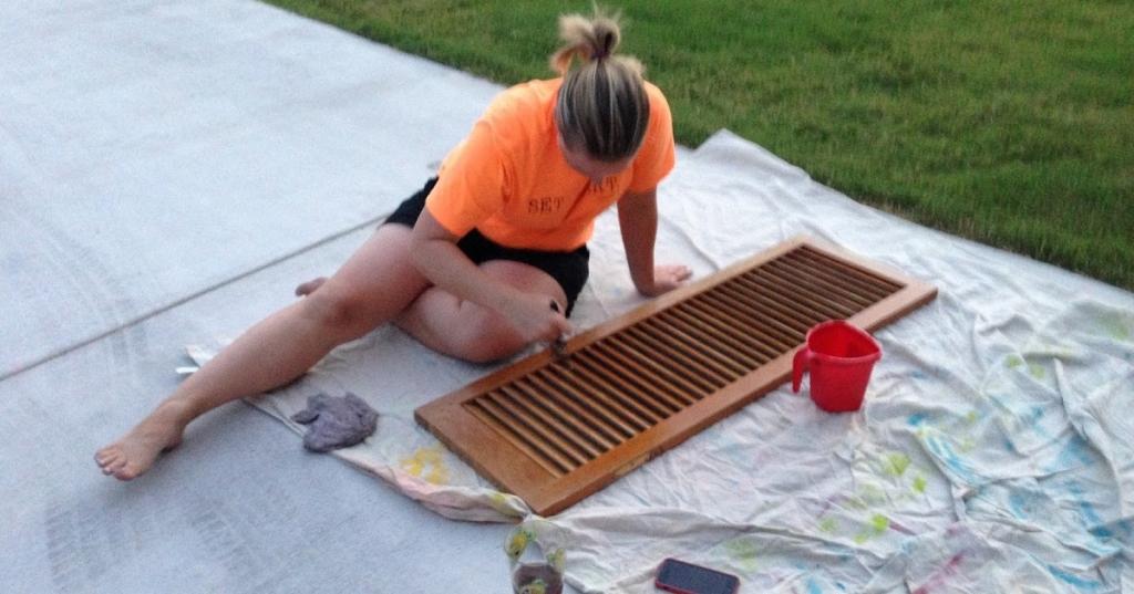 D’abord elle peint cette Persienne brisée, puis la dépose sur la table pour en faire ceci!! WOW!