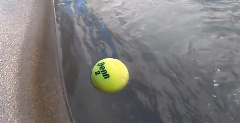 Il laisse une balle de tennis dans l’eau toute la nuit! Quand il l’enlève au matin…C’est brillant!