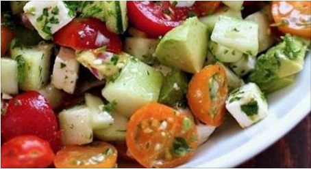 Recette d’une salade qui dégonfle l’abdomen et vous aidera à perdre du poids !
