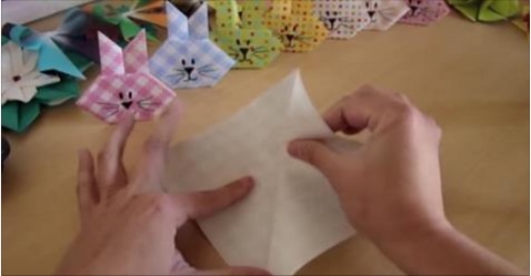 ELLE FAIT QUELQUES PLIS DANS DU PAPIER! ELLE RÉALISE UN MAGNIFIQUE LAPIN DE PÂQUES! UN BRICOLAGE FACILE À RÉALISER!