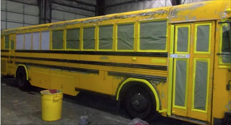 Un homme vit avec sa femme et ses trois enfants dans ce bus scolaire. Lorsque j’ai vu l’intérieur, je suis resté coi.