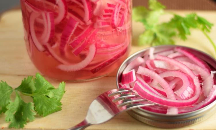 CETTE RECETTE D’OIGNONS ROUGES MARINÉS ET SUCRÉS EST HALLUCINANTE!