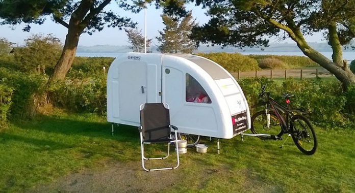 Découvrez cette mini caravane qui se tracte à vélo, pour voyager où bon vous semble