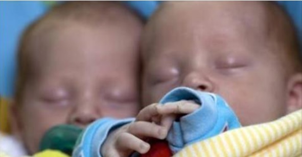 Des bébés jumeaux décèdent simultanément après avoir reçu des VACCINS.
