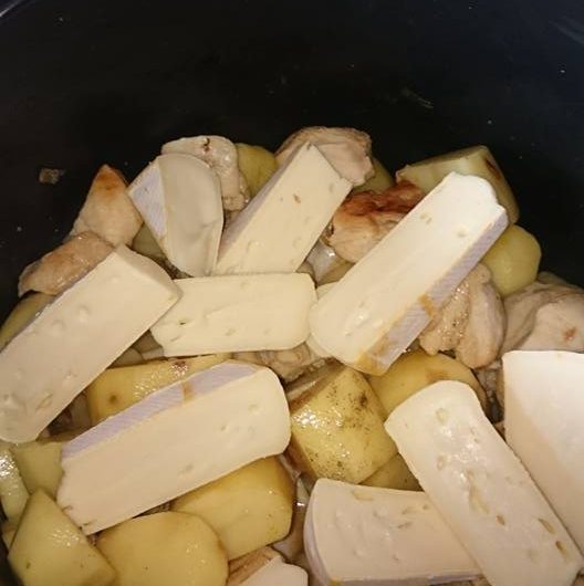 Blanc de poulet au Reblochon champignons et pommes de terre