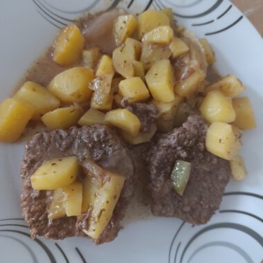 steak haché et pommes de terre et chouchou