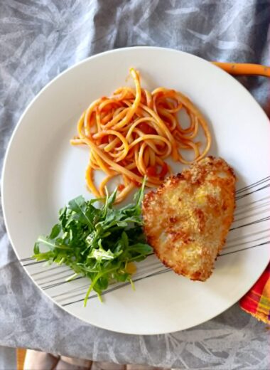 Filets de poulet panés, sauce tomate au basilic, linguine & salade au Cookeo Infinity