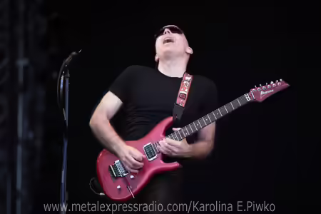 srf_Joe Satriani_8l_kar Joe Satriani on stage.